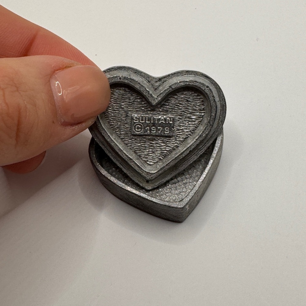 Sulitan 1979 Heart-Shaped Pewter Trinket Box with Mushroom Design - Picture 5 of 5